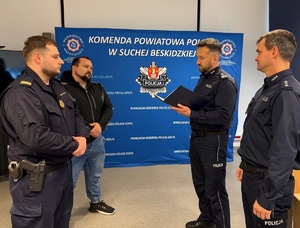 Komendant Powiatowy Policji w Suchej Beskidzkiej odczytuje podziękowanie dla funkcjonariusza SOK