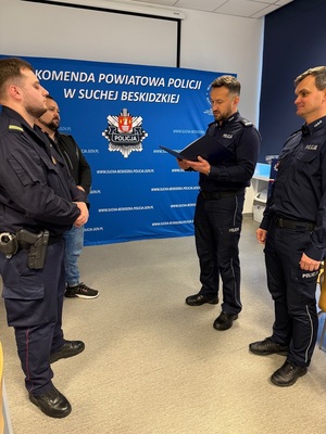 Komendant Powiatowy Policji w Suchej Beskidzkiej odczytuje podziękowanie dla funkcjonariusza SOK w obecności zastępcy