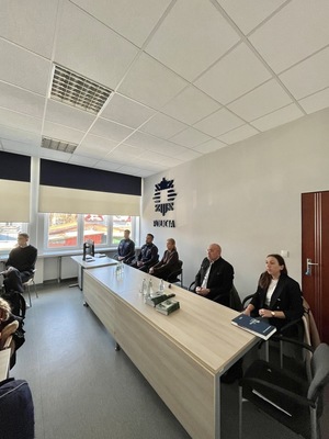 stolik prowadzących szkolenie wraz z komendantem i zastępcą