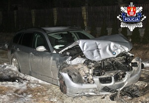 Zniszczone w przedniej części auto marki bmw koloru srebrnego