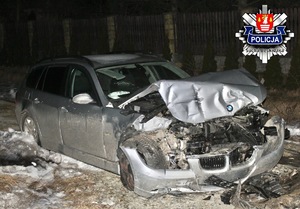 Zniszczone w przedniej części auto marki bmw koloru srebrnego