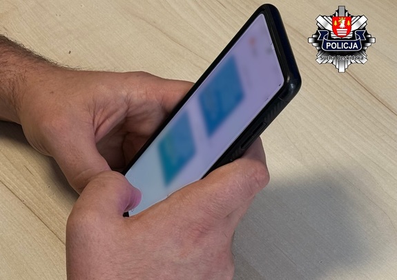 dłonie męzczyzny piszącego widomości na telefonie komórkowym