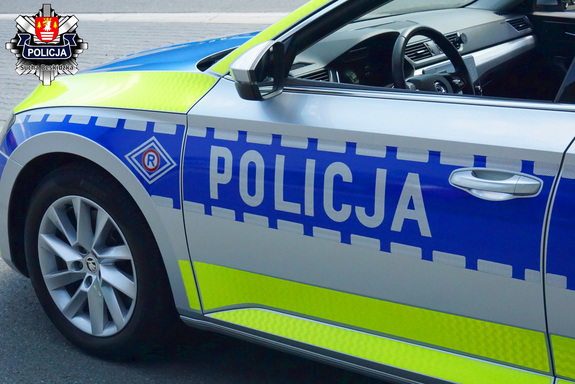 Oznakowany radiowóz drogówki