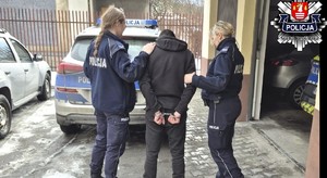zatrzymany skuty z tyłu trzymany przez policjantki