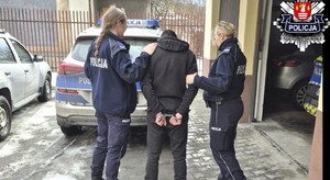 zatrzymany skuty z tyłu trzymany przez policjantki