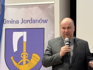 przemawiający do dzieci Wójt Gminy Jordanów