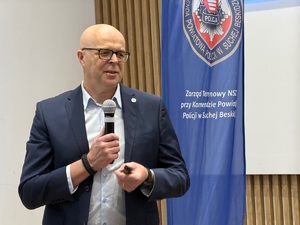 Przemawiający prelegent Wojciech Chechelski