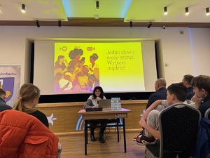 Przemawiająca przez mikrofon pedagog Kinga Drwal