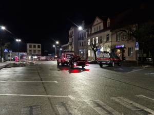 Pojazdy służb przed budynkiem Komisariatu policji w Jordanowie