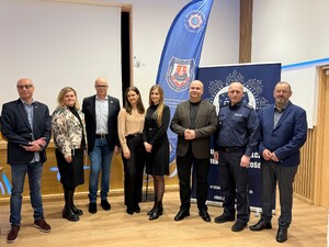 wspólne zdjęcie organizatorów i prelegentów