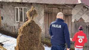 dzielnicowy wraz z wolontariuszem PCK zmierza w kierunku domu