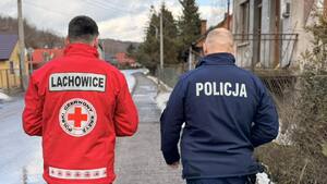 Idacy dzielnicowy wraz z wolontariuszem PCK Lachowice