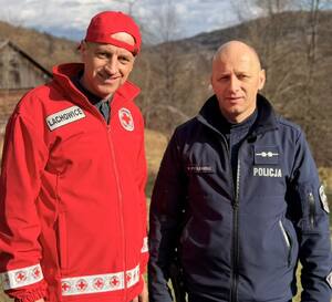 Pozujący do zdjęcia dzielnicowy wraz z sołtysem i prezesem PCK Lachowice