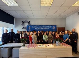 wspólne pamiątkowe zdjęcie wszystkich pań z komendantami