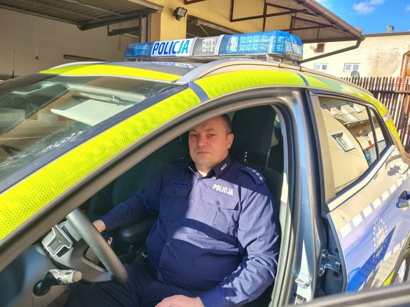 Zdjęcie dzielnicowego Piotra Ponikiewskiego