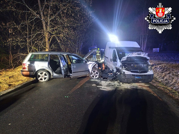 samochody rozbite na środku drogi