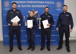 pamiątkowe zdjęcie uczestników turnieju i Komendanta Powiatowego Policji w Suchej Beskidzkiej