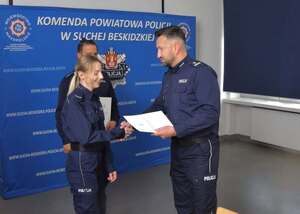 Komendant Powiatowy Policji w Suchej Beskidzkiej  wręcza policjantce list gratiulacyjny