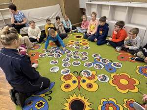 dziewczynka odsłaniająca krążki memory gry pamięciowej