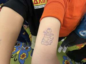 Ręka dziecka i odbity smok policek