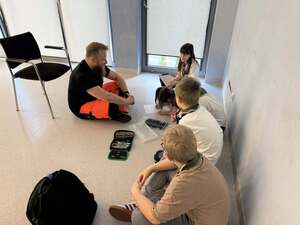 ratownik siedzący przed grupa dzieci