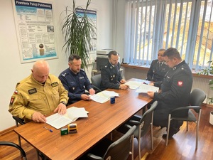 Podpisywane porozumienie przez komendanta  Powiatowego policji i straży pożarnej w suchej beskidzkiej