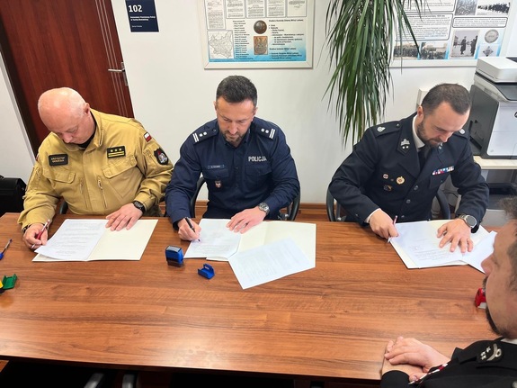 Podpisywane porozumienie przez komendanta  Powiatowego policji i straży pożarnej w suchej beskidzkiej