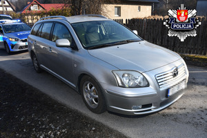 Srebrna toyota a za nią policyjny radiowóz