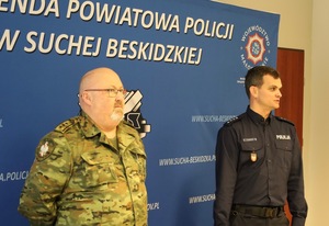 1 Zastępca komendanta Powiatowego Policji w Suchej Beskidzkiej stojący obok funkcjonariusza Straży Granicznej