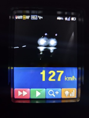 zdjęcie samochodu nocą i zarejestrowaną prędkością 127 km na godzinę