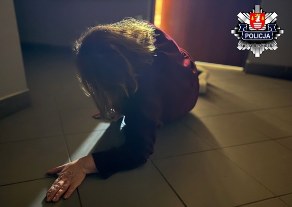 Seniorka leżąca na podłodze, próbująca wstać