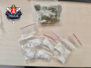 woreczki strunowe z zwartością suszu roślinnego i kilku woreczków z białymi kryształami