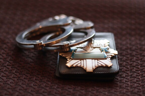 kajdanki położone na metalowej gwieździe policyjnej