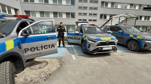 zdjęcie 3 policyjnych radiowozów słowackich