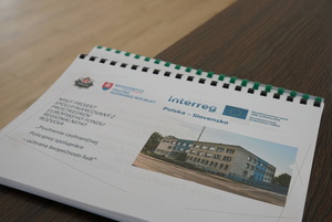 położony na biurku skoroszyt z planem szkolenia