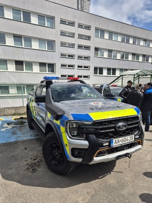 zdjęcie oznakowanego picupa słowackiej policji
