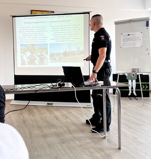 policjant słowacki prowadzący szkolenie w zakresie pościgów transgranicznych
