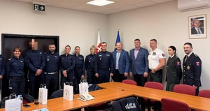 policjanci polscy i słowaccy pozujący do zdjęcia w komendzie wojewódzkiej policji w Żylinie