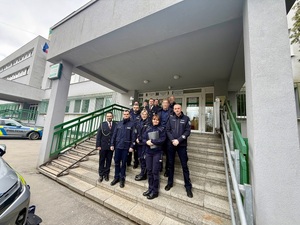 policjanci polscy biorący udział w szkoleniu z policjantem słowackim przed wejściem do komendy w Czadcy