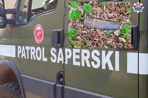 saperski samochód i małe zdjęcie niewypału