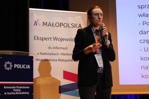 przemawiająca pani ekspert z nasku