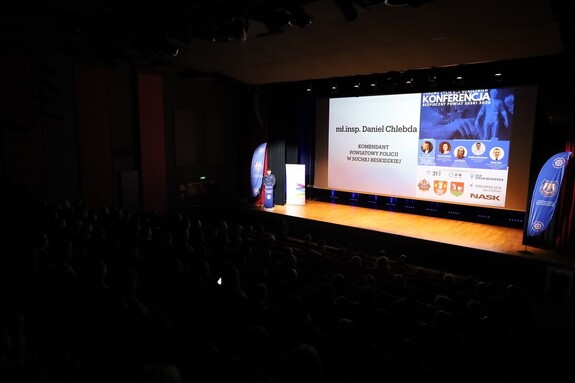 Zdjęcie sali wypełnionej podczas przemówienia Komenfdnta