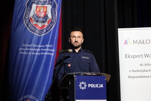 Komendant Powiatowy Policji Przemawiający na otwarciu Konferencji