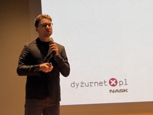 przemawiający ekspert z NASK