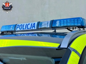 belka oświetleniowa na dachu policyjnego radiowozu