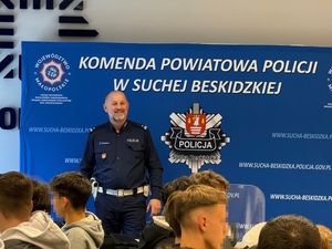 Naczelnik wrd uśmiechający się podczas pytań młodzieży