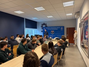 Uczniowie siedzący w sali audiowizualnej słuchający naczelnika wrd