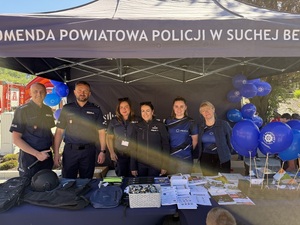 Pozujący do zdjęcia policjanci przy ich stoisku