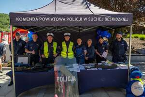 Policjanci z pracownicami Policji pozujący do zdjęcia
