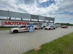pojazdy szkoleniowe zaparkowane w Moto Park Kraków